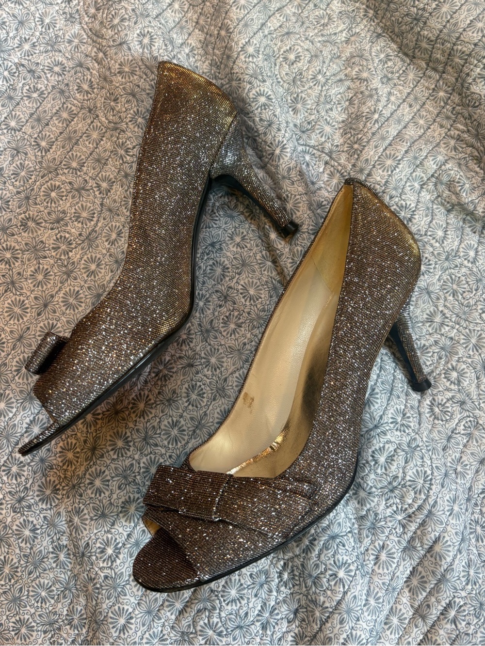 Stuart Weitzman Women’s Bronze Pyrite Nocturn Bowover Open Toe Pump Size 8 - Picture 3 of 11
